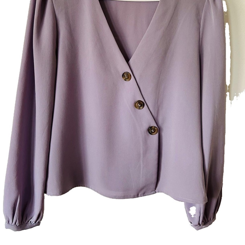The second-hand blouse in excellent condition